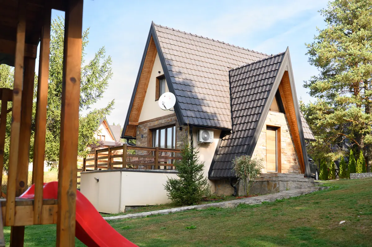 Kućica sa dvorištem i toboganom