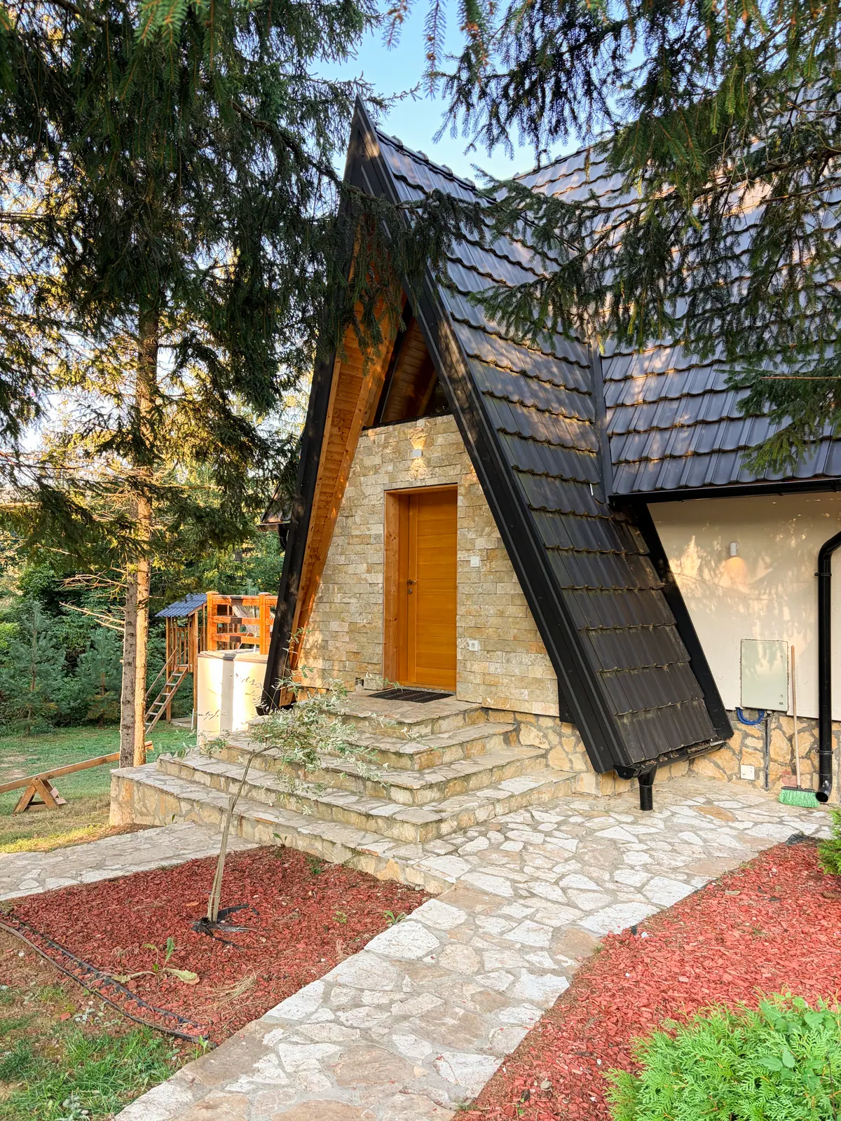 Ulaz u kućicu u toplom večernjem svetlu